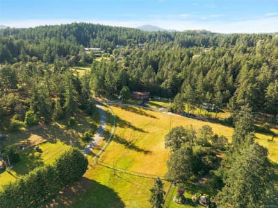 Luxury estate at 1649 Charlton Road, Victoria, BC — photo 2