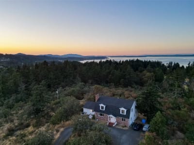 Luxury estate at 4589 Blenkinsop Road, Victoria, BC — photo 1