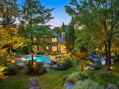 Luxury estate at 524 Rue des Falaises, Mont-Saint-Hilaire, QC — photo 2