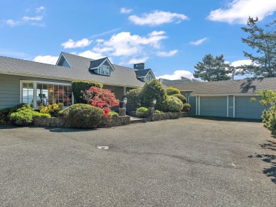 Luxury estate at 3985 Tudor Ave, Saanich — photo 3