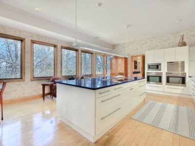 Luxury estate at 937 Whittier Crescent, Mississauga, ON — photo 9