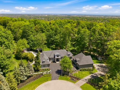 Luxury estate at 3205 Highpoint Court, Burlington, ON — photo 2