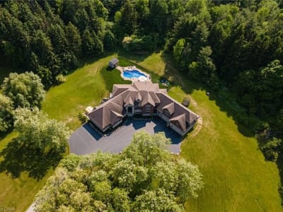 Luxury estate at 814 Binkley Road, Hamilton, ON — photo 2