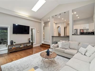 Luxury estate at 381 Queen Street South, Hamilton, ON — photo 8