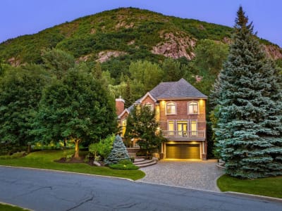 Luxury estate at 524 Rue des Falaises, Mont-Saint-Hilaire, QC — photo 1