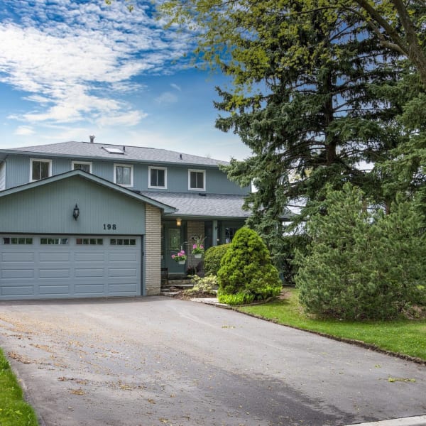 4-bedroom luxury home in 198 Romfield Circuit, Thornhill, ON