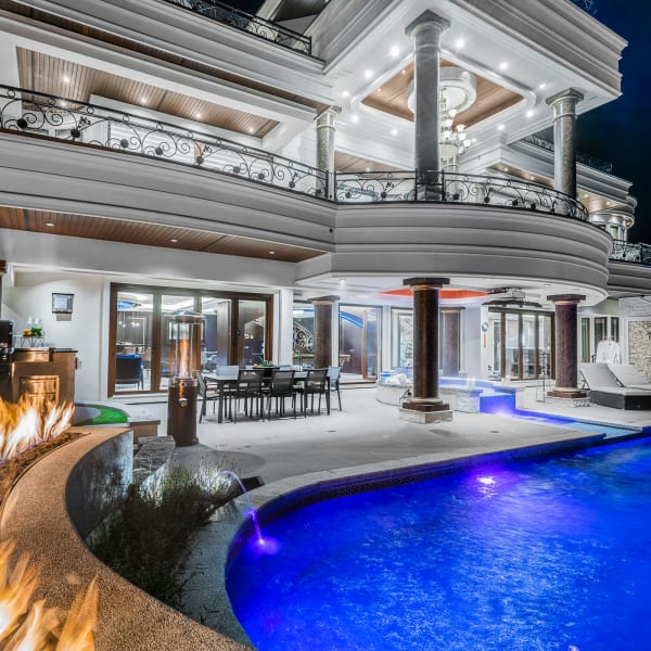 6-bedroom luxury home in 1049 Millstream Road, West Vancouver