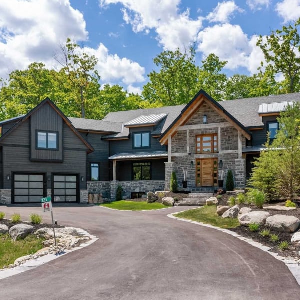 6-bedroom luxury home in 123 Blueski George Crescent, Blue Mountains