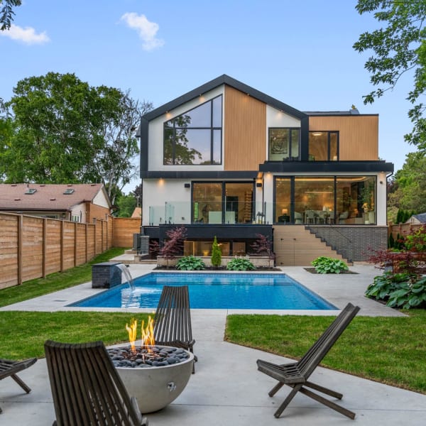 5-bedroom luxury home in 298 Strathcona Drive, Burlington, ON