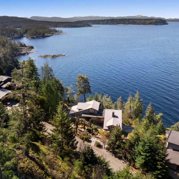 3-bedroom luxury home in 9987 Welcome Wynd, Halfmoon Bay, BC