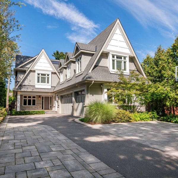 6-bedroom luxury home in 3087 Lakeshore Road, Burlington, ON