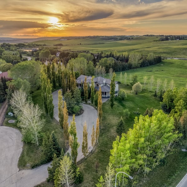 7-bedroom luxury home in 40 Blueridge Bay, Calgary, AB