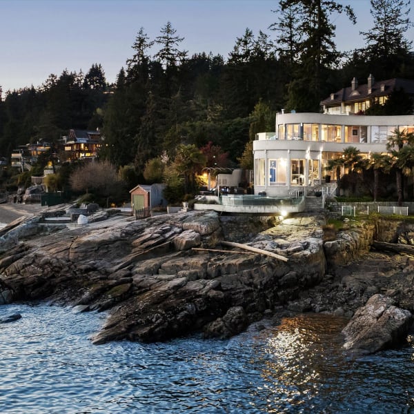 4-bedroom luxury home in 3912 Marine Drive, West Vancouver, BC