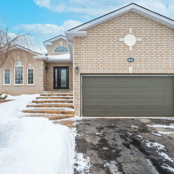 4-bedroom luxury home in 84 Sproule Drive, Barrie, ON