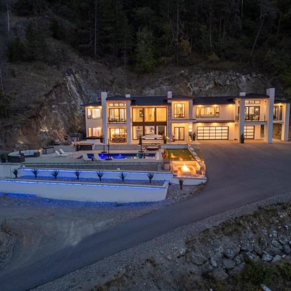 6-bedroom luxury home in 112 Sunset Boulevard, Vernon, BC