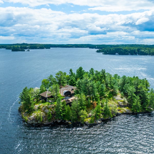 4-bedroom luxury home in 1 Onaway Island R21, Muskoka Lakes, ON