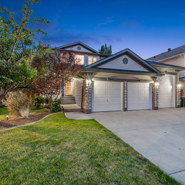 4-bedroom luxury home in 192 West Lakeview Place, Chestermere, AB