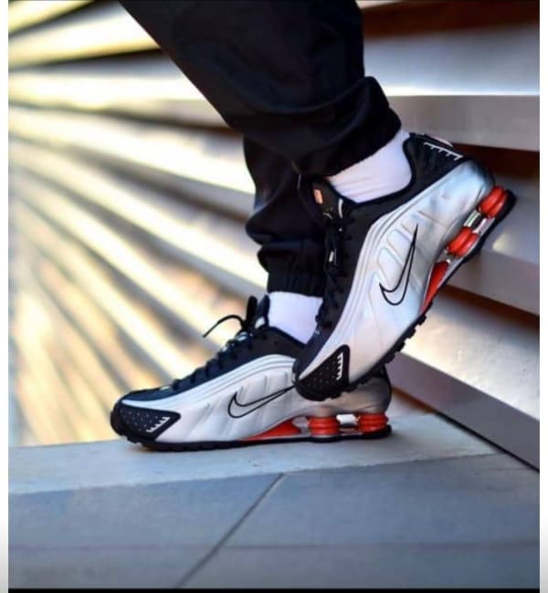 NIKE SHOX R4