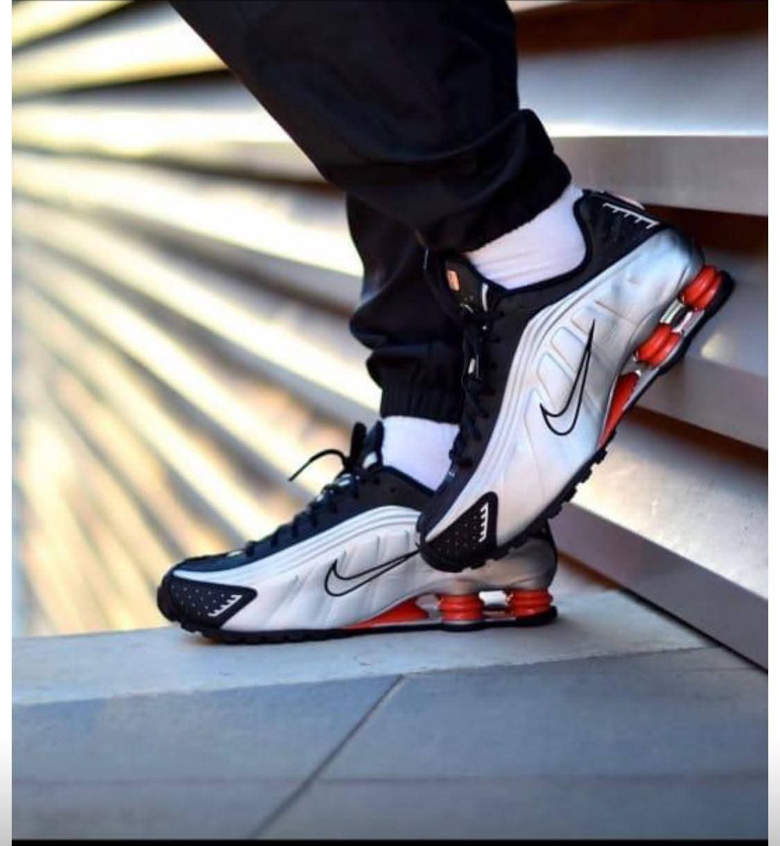NIKE SHOX R4
