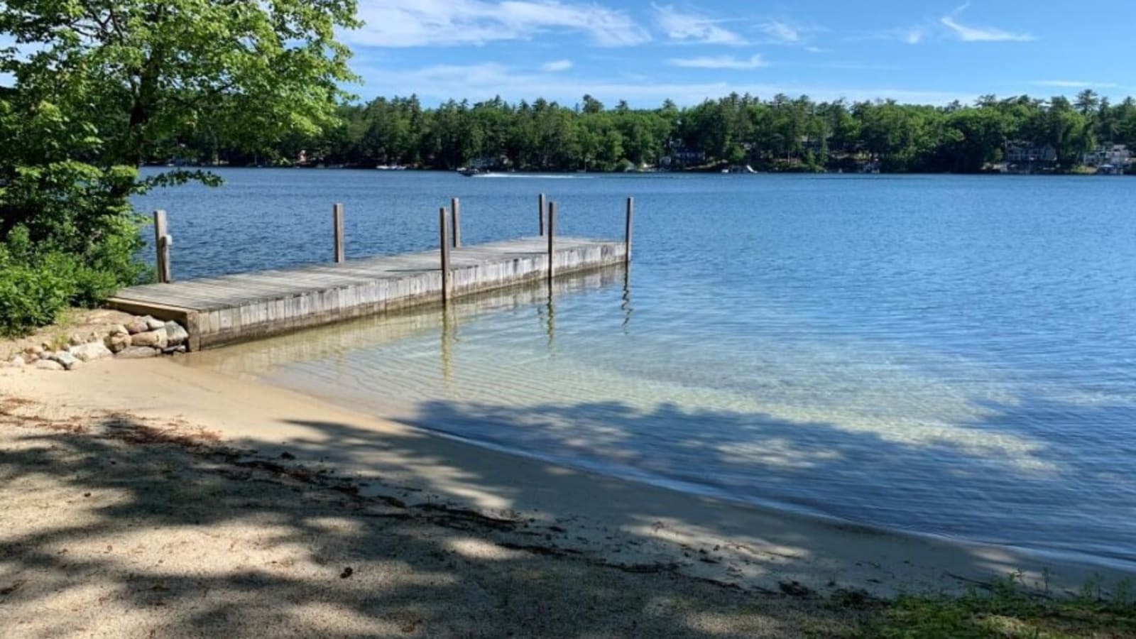 Sandy Beach Bliss: Budget-Friendly Lake Cottage with All the Comforts