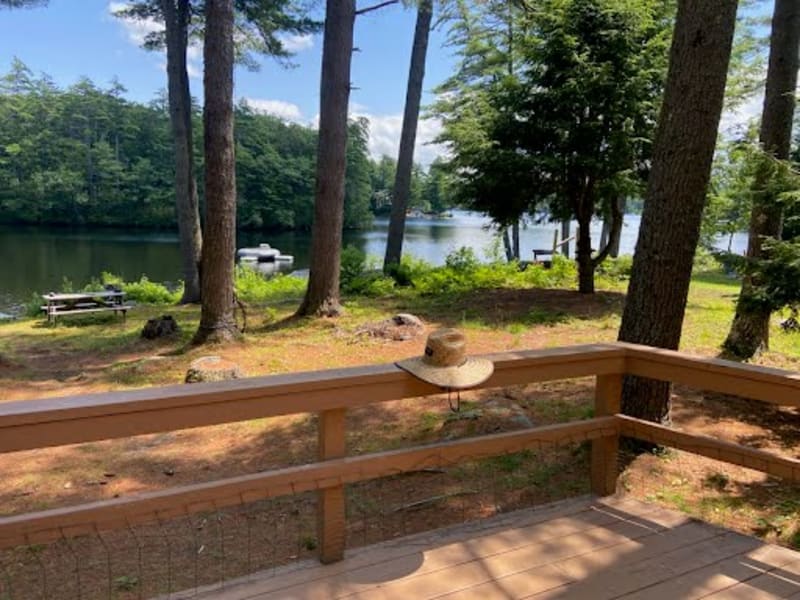 Peaceful lake cottage with screened porch and waterfront setting