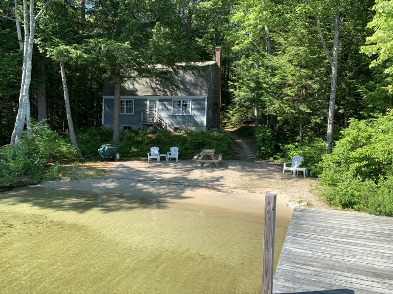Charming lakefront cottage with sandy beach