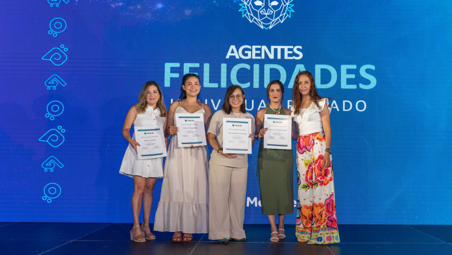 Sandra en premiación grupal