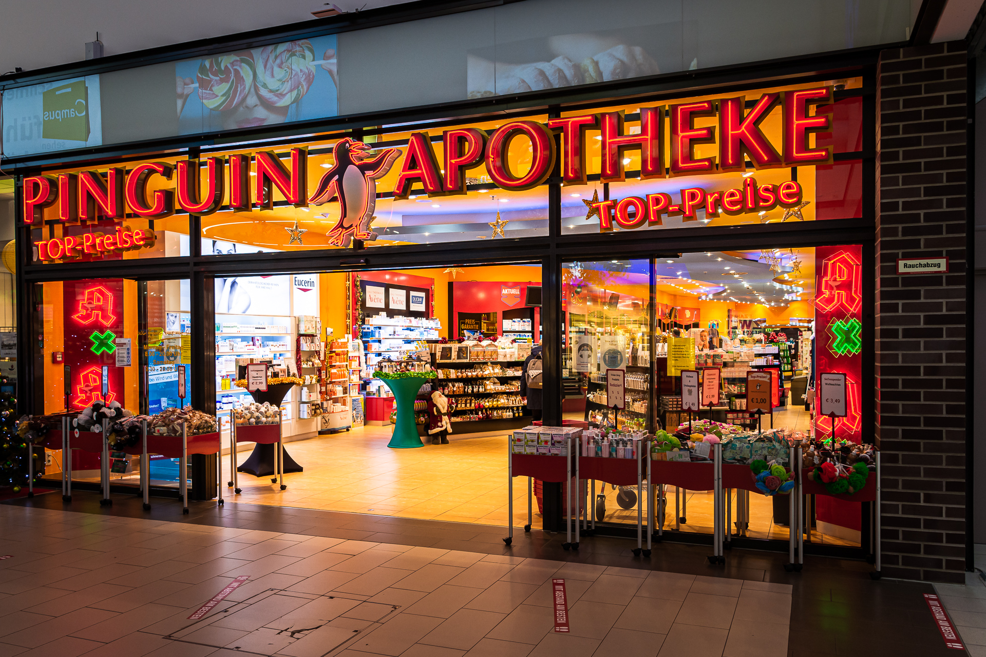 Eingang der Pinguin Apotheke im Hochschulstadtteil