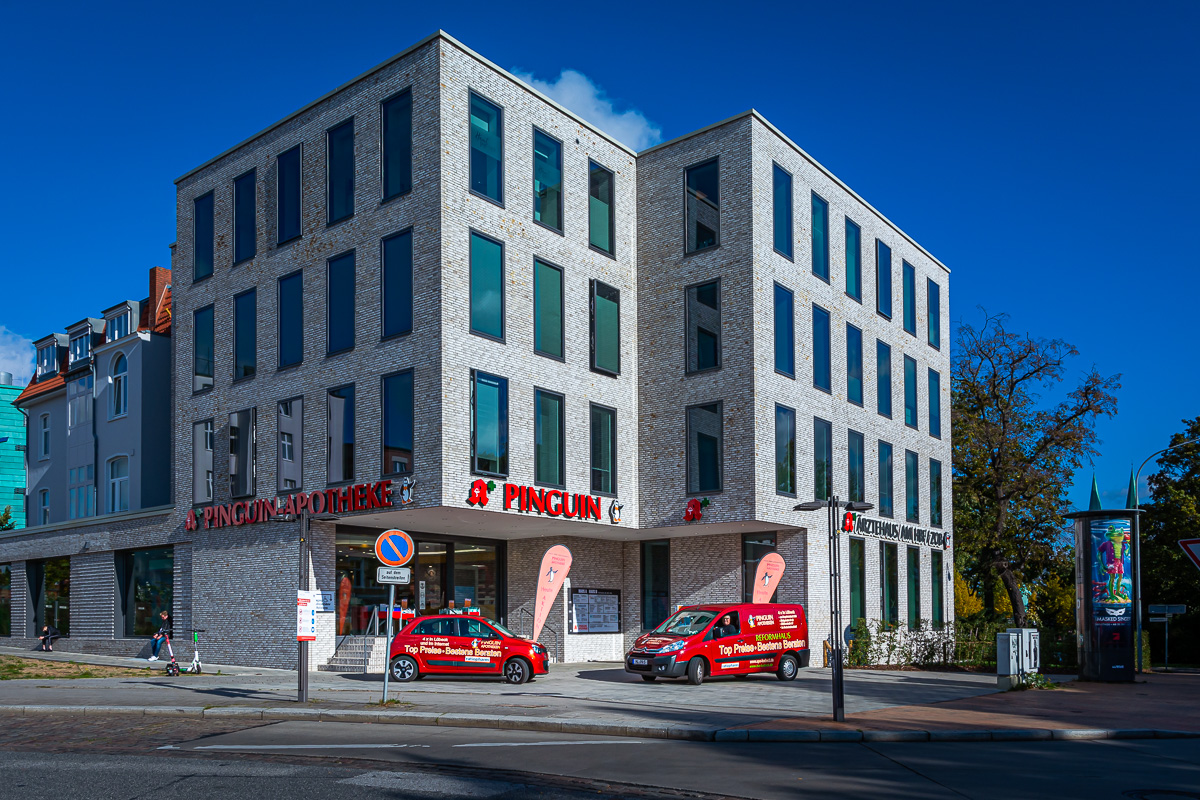 Außenansicht der Pinguin Apotheke am Hauptbahnhof