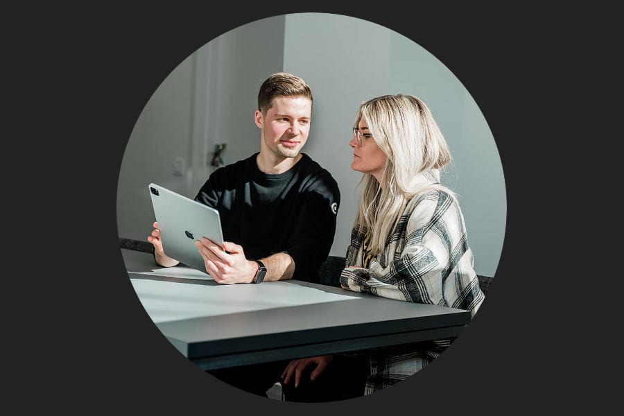 Apple-expertrådgivare i personlig rådgivning med kund.