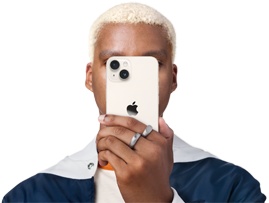 En person som håller en telefon framför sig.