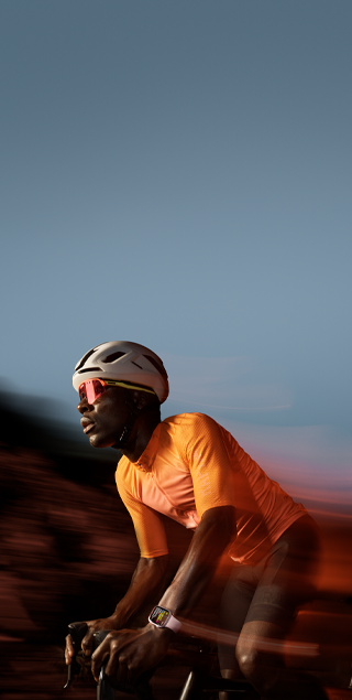 En bild på en person som cyklar och har på sig en Apple Watch Series 9.