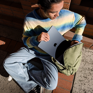MacBook Air som visar en video som redigeras för att demonstrera möjligheterna med M3-chippet