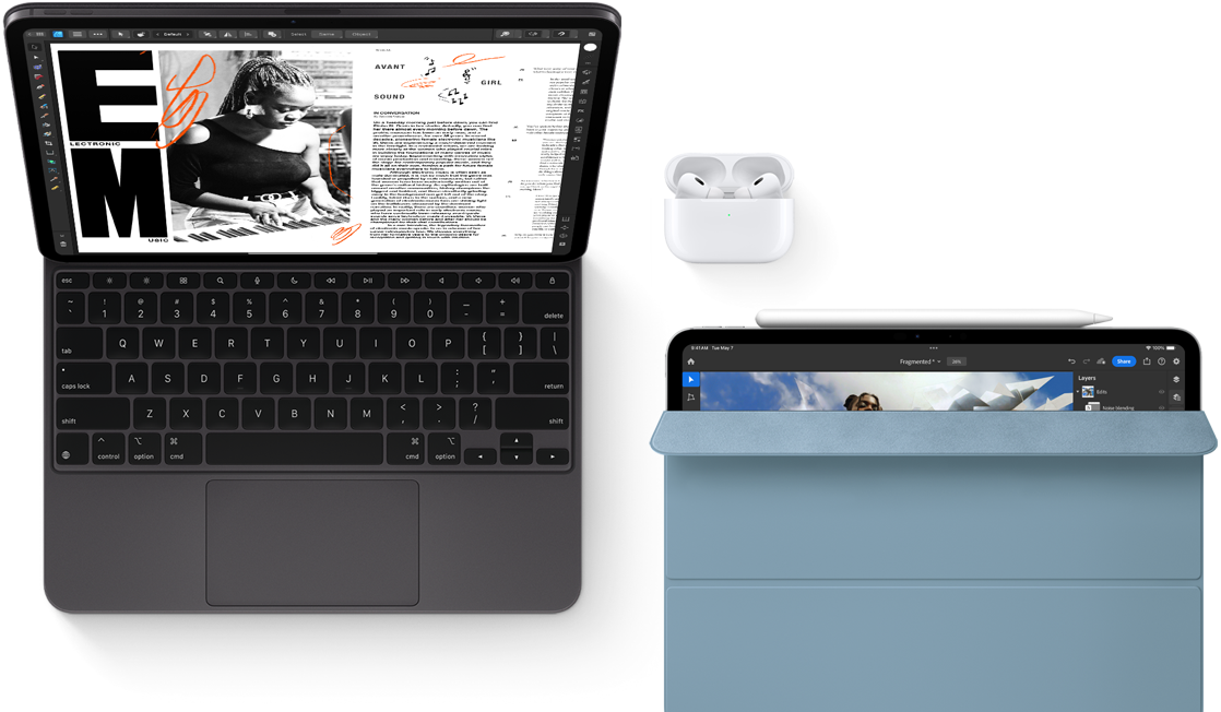 iPad Pro med Magic Keyboard, AirPods Pro. En annan iPad med Apple Pencil och Smart Folio