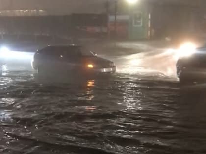 В яму с кипятком на Антонова попал автомобиль с ребенком в салоне, пострадал мужчина