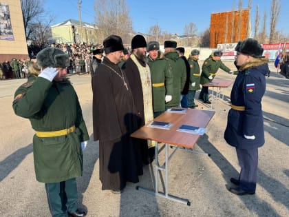 Благочинный напутствовал выпускников военного института