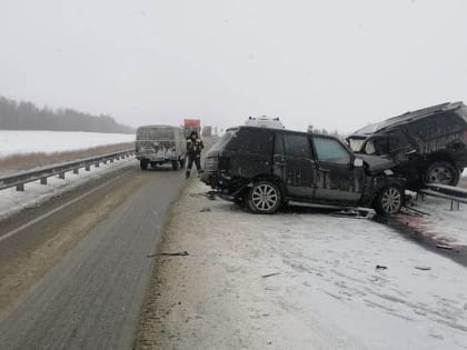 Никто не уступил: на саратовской трассе столкнулись внедорожники