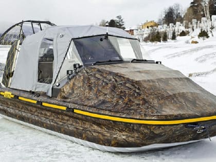 Под Энгельсом перевернулись катавшиеся на аэролодке мужчины. Их спасли очевидцы