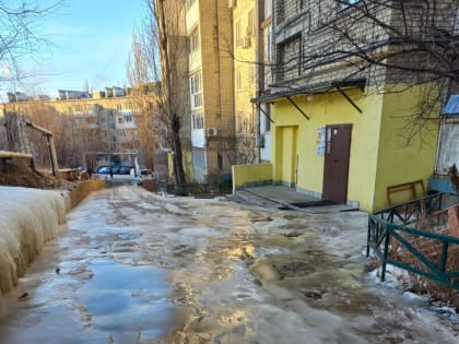 Саратовцы о коммунальной аварии в Елшанке: "Машины застревают, жители ломают ноги"