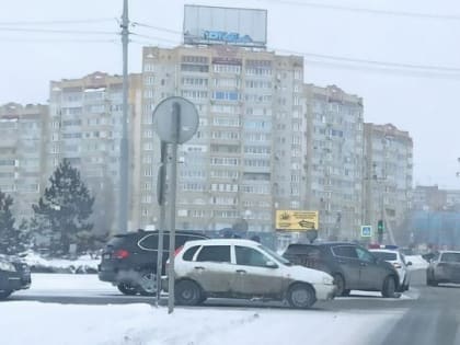 Две иномарки создали затор На Усть-Курдюмской в Саратове