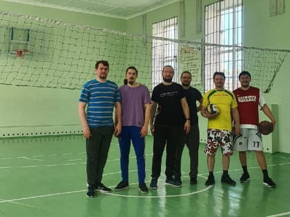 Команды священнослужителей провели товарищеский матч по волейболу