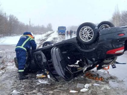 Под Марксом перевернулся «Рено». Погибли женщина и ее маленький сын