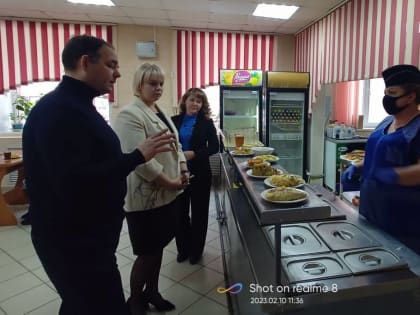 В Октябрьском районе провели мониторинг питания в школах