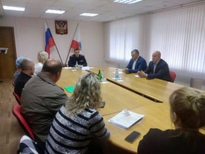 Исполняющий обязанности руководителя следственного управления встретился с потерпевшими по уголовному делу о халатности органов местного самоуправления