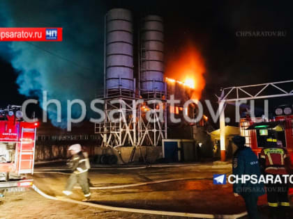 В Ленинском районе пожарные ликвидируют возгорание на заводе