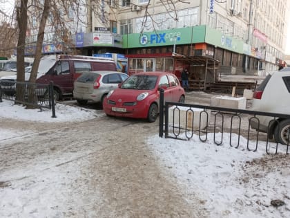 Очевидец: автохам перегородил вход в аллею у саратовского ТЦ