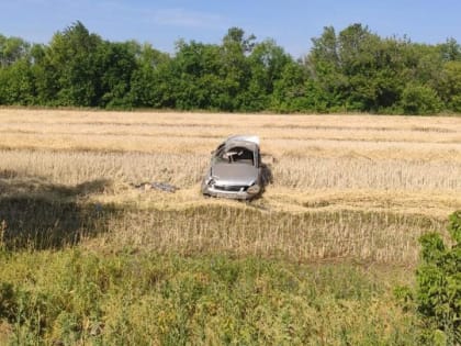 "Приора" слетела с дороги и опрокинулась. Водитель погиб