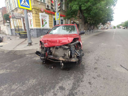 В центре Саратова столкнулись две иномарки: есть пострадавшие