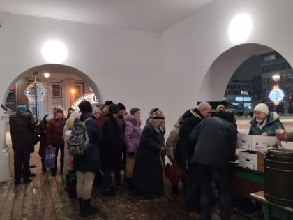 Продолжается помощь малоимущим бесплатными обедами и продуктами