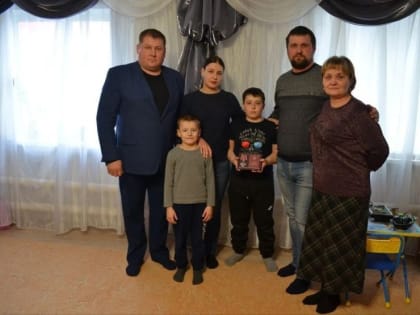 Супруге погибшего петровчанина - участника спецоперации передали орден Мужества